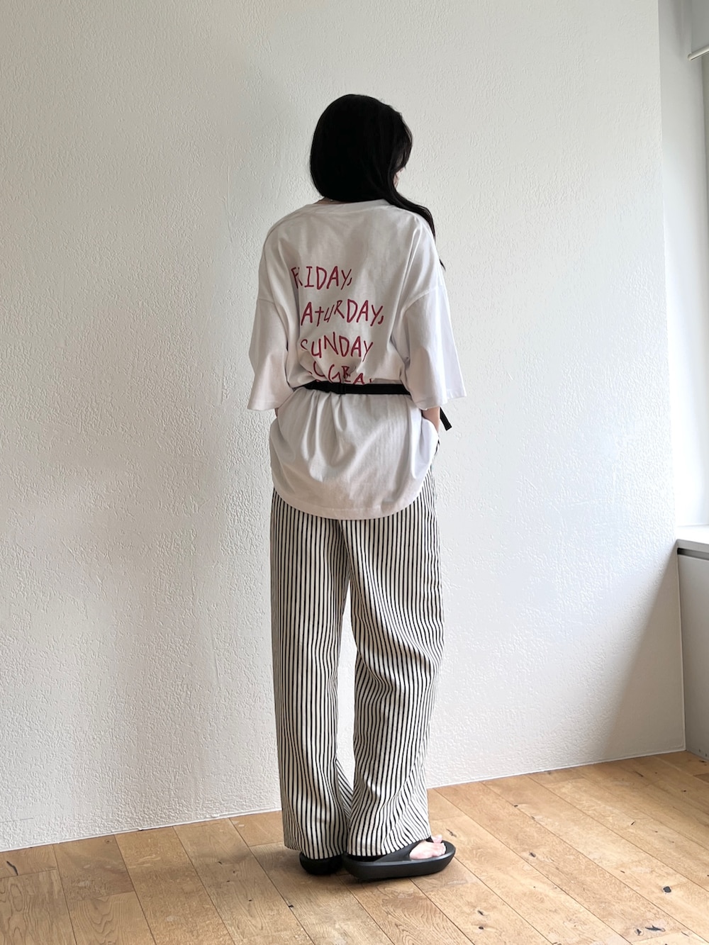 ホワイト系のTシャツ/カットソー、ブラック系のボディバッグ/ウエストポーチ、ブルー系のその他パンツを着用したレディースの夏コーディネートの2枚目の写真