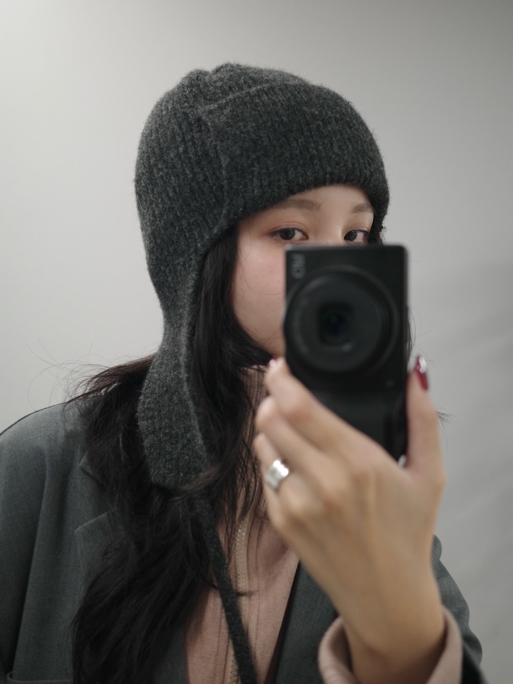 グレー系のシャツ/ブラウス、ピンク系のブルゾン、ブルー系のデニムパンツを着用したレディースの秋コーディネートの4枚目の写真