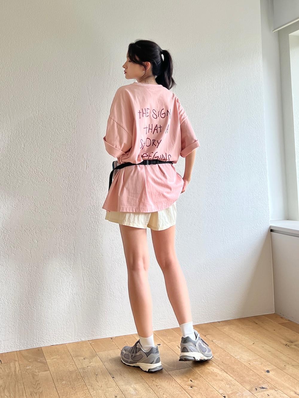ピンク系のTシャツ/カットソー、ベージュ系のボディバッグ/ウエストポーチを着用したレディースの夏コーディネートの3枚目の写真