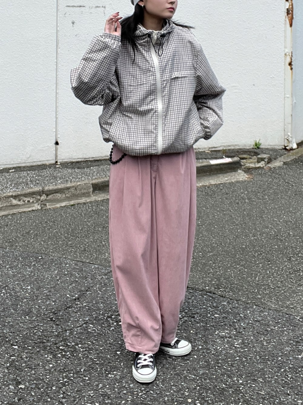 ホワイト系のブルゾン、ピンク系のその他パンツ、グレー系のニットキャップ/ビーニーを着用したレディースの秋コーディネートの2枚目の写真