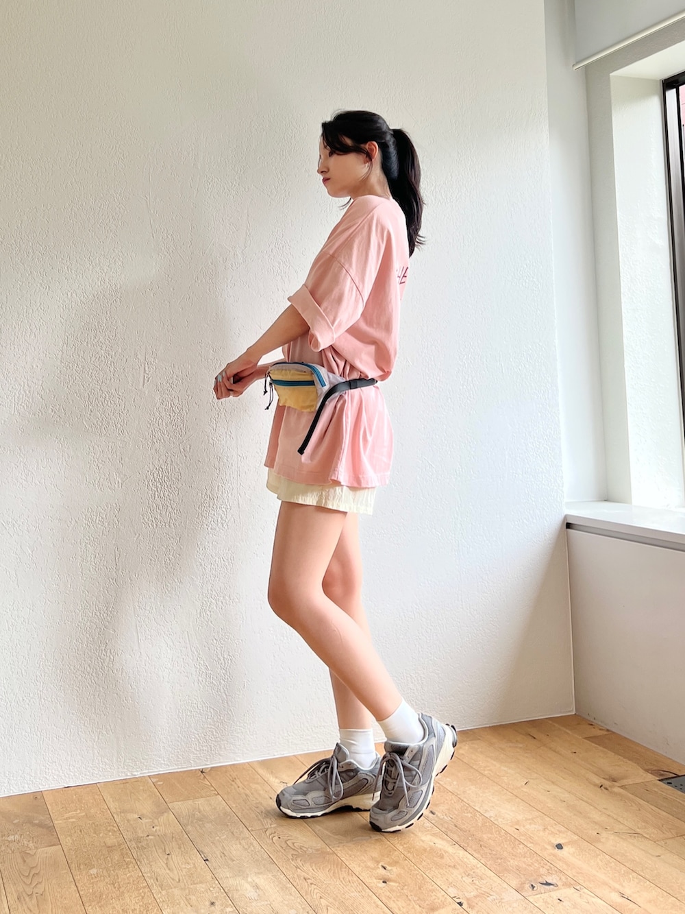 ピンク系のTシャツ/カットソー、ベージュ系のボディバッグ/ウエストポーチを着用したレディースの夏コーディネートの4枚目の写真