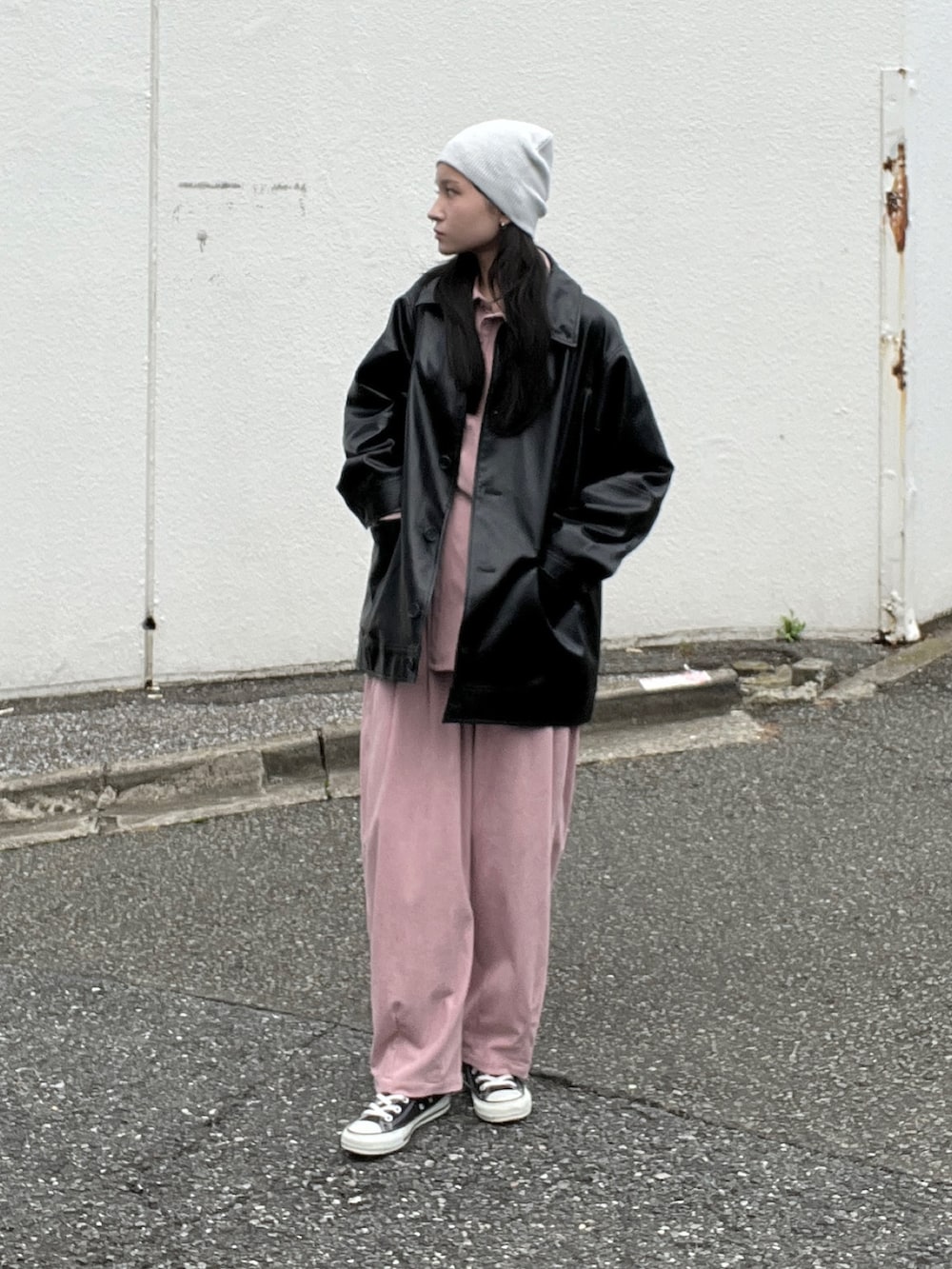 ピンク系のシャツ/ブラウス、ピンク系のその他パンツ、ブラック系のカバーオールを着用したレディースの秋コーディネートの2枚目の写真
