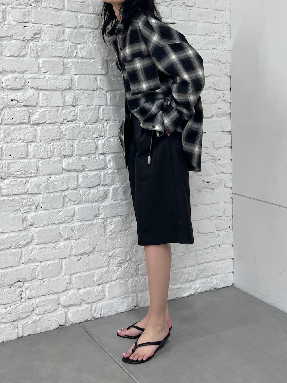 ブラック系のシャツ/ブラウス、ブラック系のその他パンツ、ブラック系のベルトを着用したレディースの夏コーディネートの4枚目の写真
