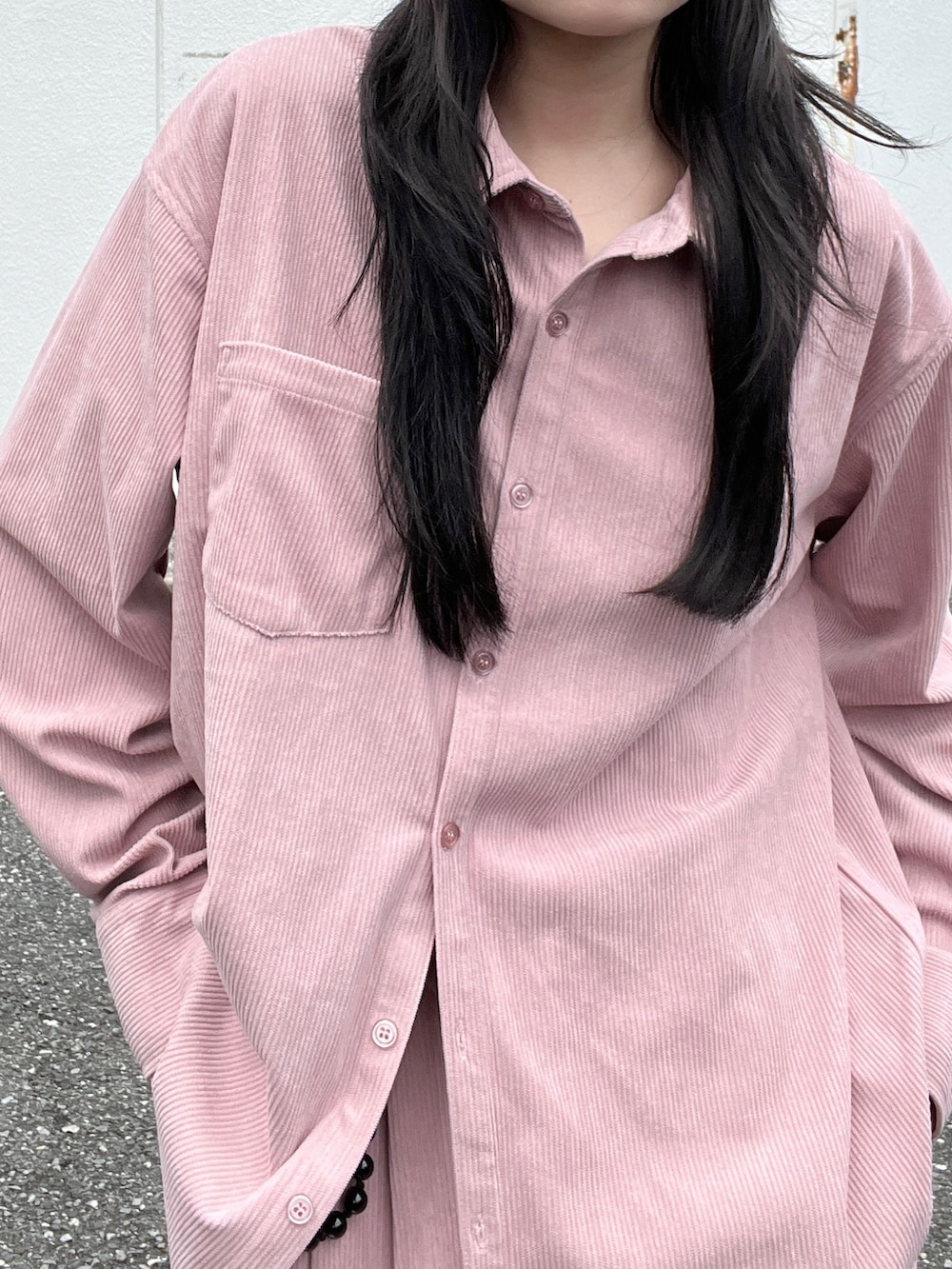 ピンク系のシャツ/ブラウス、ピンク系のその他パンツ、グレー系のニットキャップ/ビーニーを着用したレディースの秋コーディネートの4枚目の写真
