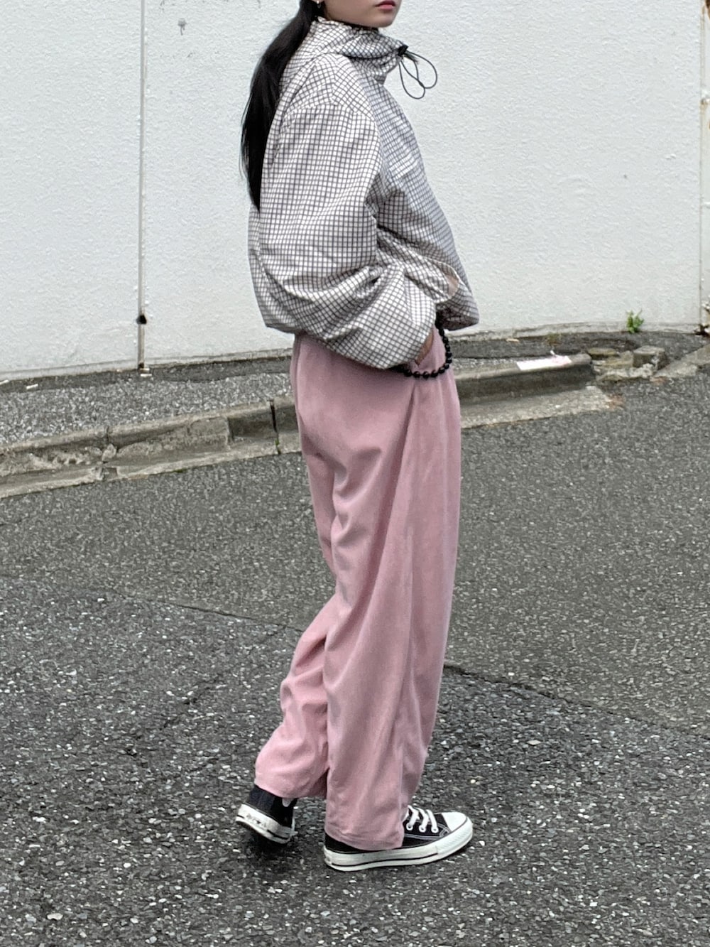 ホワイト系のブルゾン、ピンク系のその他パンツ、グレー系のニットキャップ/ビーニーを着用したレディースの秋コーディネートの3枚目の写真