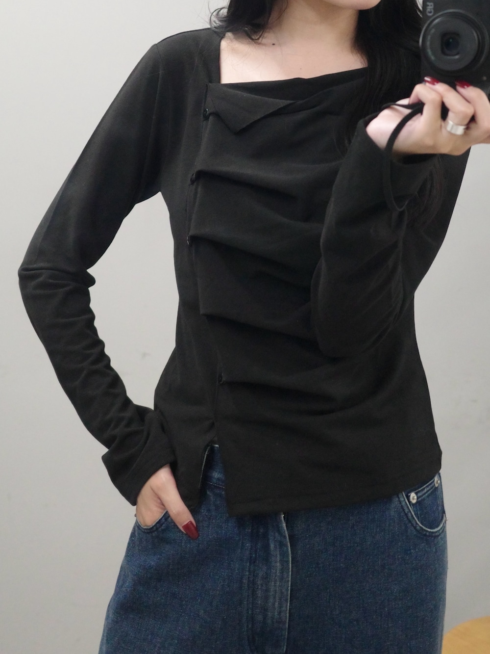 ブルー系のデニムパンツ、ブラック系のTシャツ/カットソーを着用したレディースの秋コーディネートの2枚目の写真