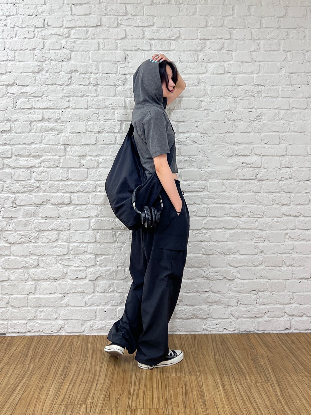 ブラック系のカーゴパンツ、ブラック系のTシャツ/カットソー、ブラック系のショルダーバッグを着用したレディースの夏コーディネートの3枚目の写真