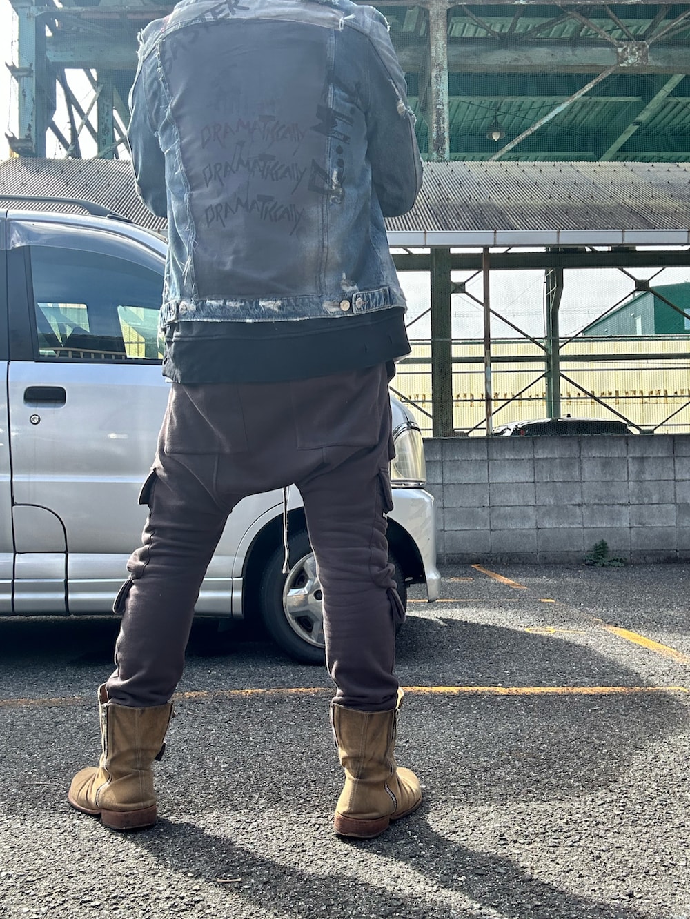 ブルー系のデニムジャケット、ブラック系のスウェット、ブラウン系のスウェットパンツを着用したメンズの冬コーディネートの2枚目の写真