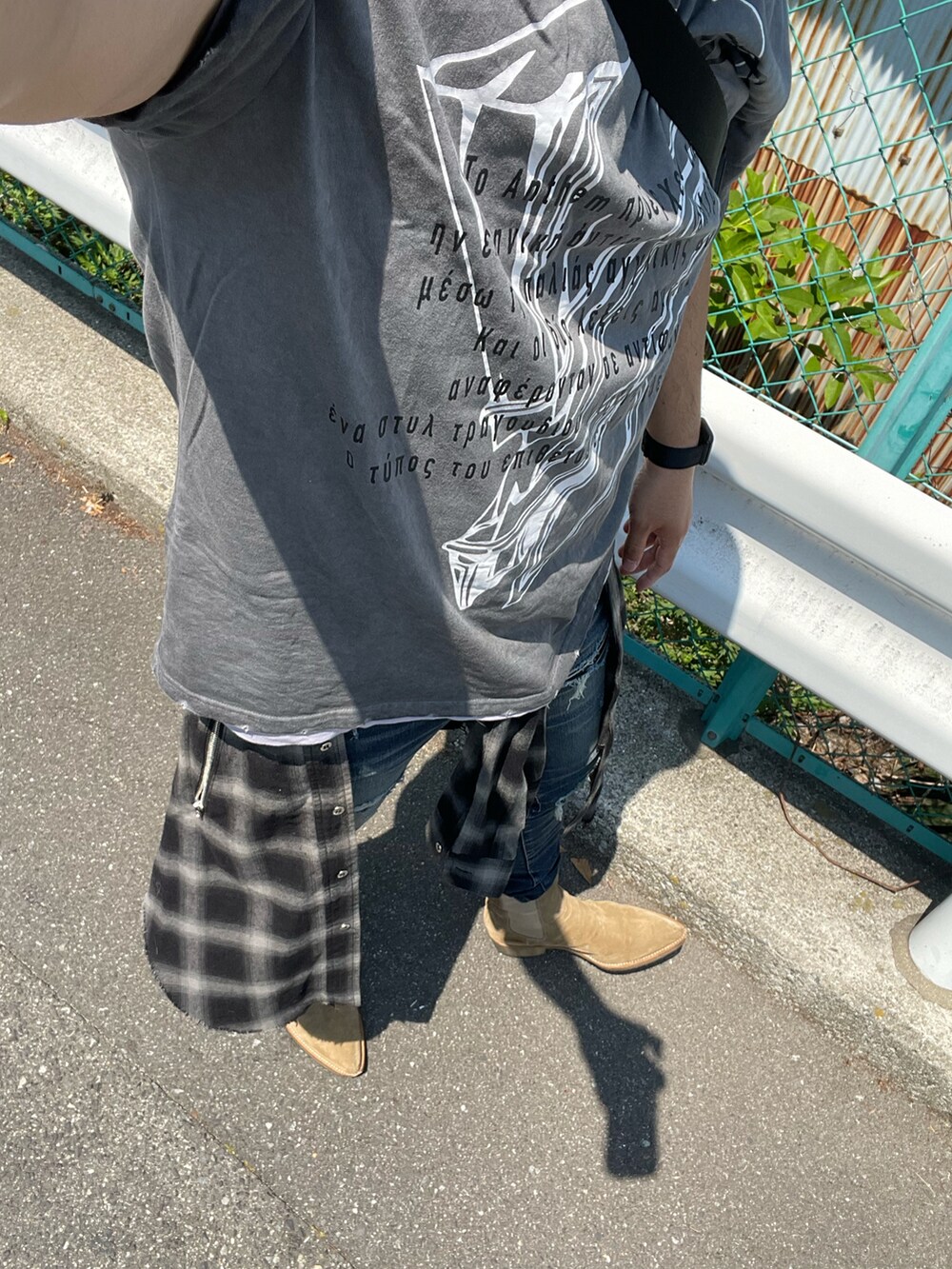 ベージュ系のブーツ、ブルー系のデニムパンツ、グレー系のTシャツ/カットソーを着用したメンズの春コーディネートの2枚目の写真
