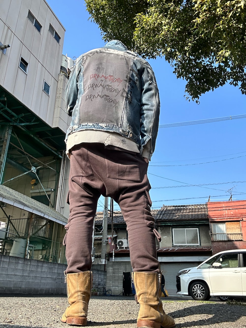 ベージュ系のブーツ、ブラウン系のスウェットパンツ、ベージュ系のニット/セーターを着用したメンズの冬コーディネートの2枚目の写真