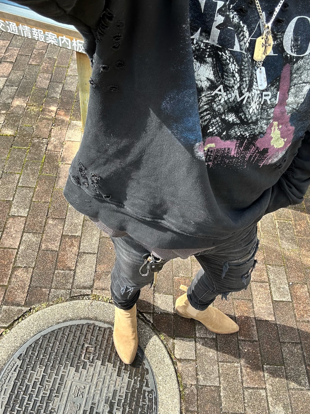 ベージュ系のブーツ、ブラック系のデニムパンツ、ブラック系のスウェットを着用したメンズの冬コーディネートの2枚目の写真