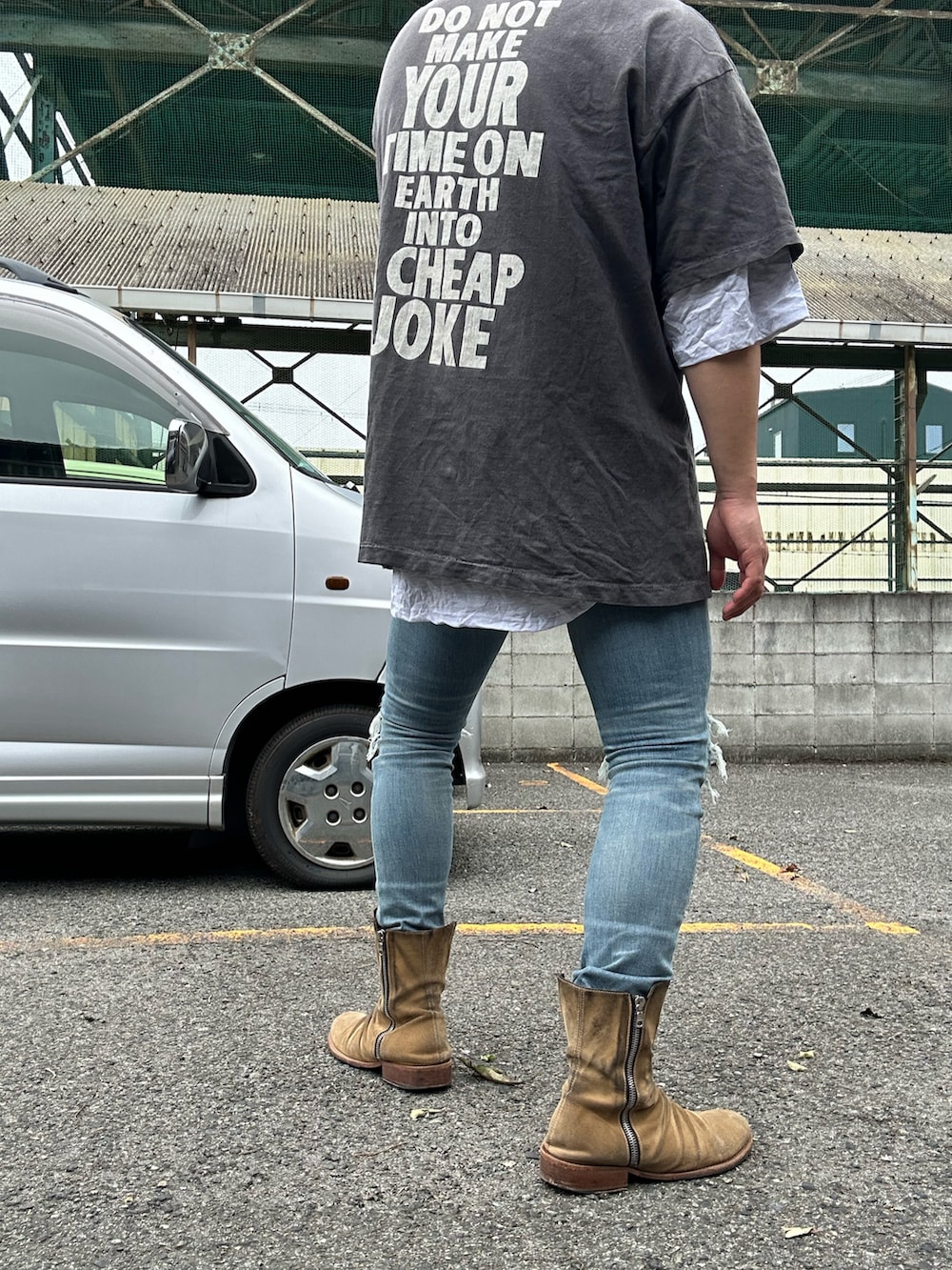 ベージュ系のブーツ、ブルー系のデニムパンツ、グレー系のTシャツ/カットソーを着用したメンズの春コーディネートの2枚目の写真