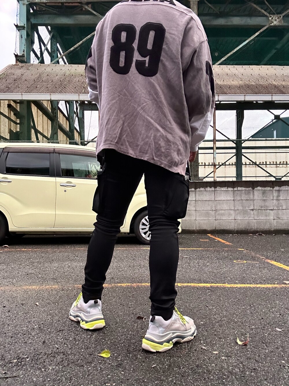 ベージュ系のスニーカー、ブラック系のカーゴパンツ、グレー系のニット/セーターを着用したメンズの春コーディネートの2枚目の写真