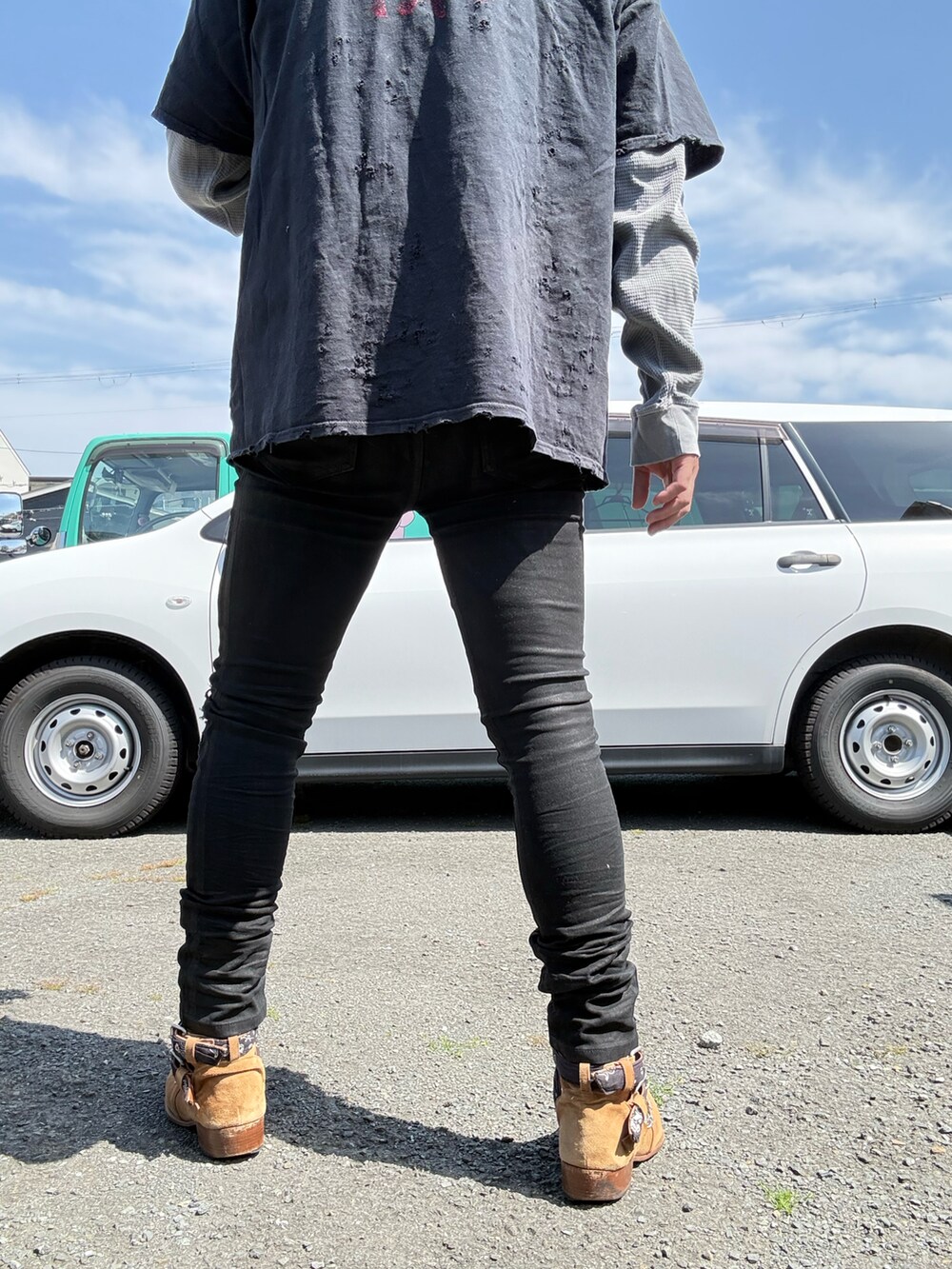 ベージュ系のブーツ、グレー系のデニムパンツ、ブラック系のTシャツ/カットソーを着用したメンズの春コーディネートの2枚目の写真