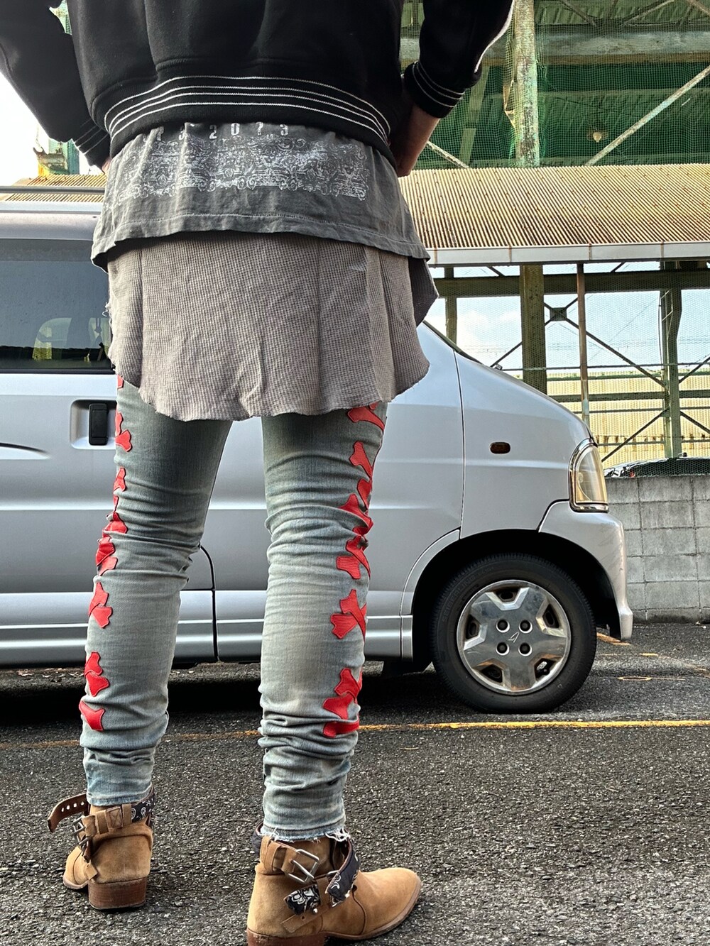 ベージュ系のブーツ、ブルー系のデニムパンツ、グレー系のTシャツ/カットソーを着用したメンズの秋コーディネートの2枚目の写真