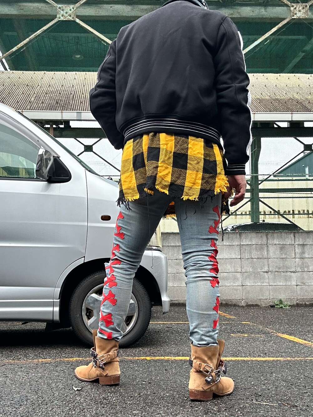 ベージュ系のブーツ、ブルー系のデニムパンツ、イエロー系のシャツ/ブラウスを着用したメンズの冬コーディネートの2枚目の写真