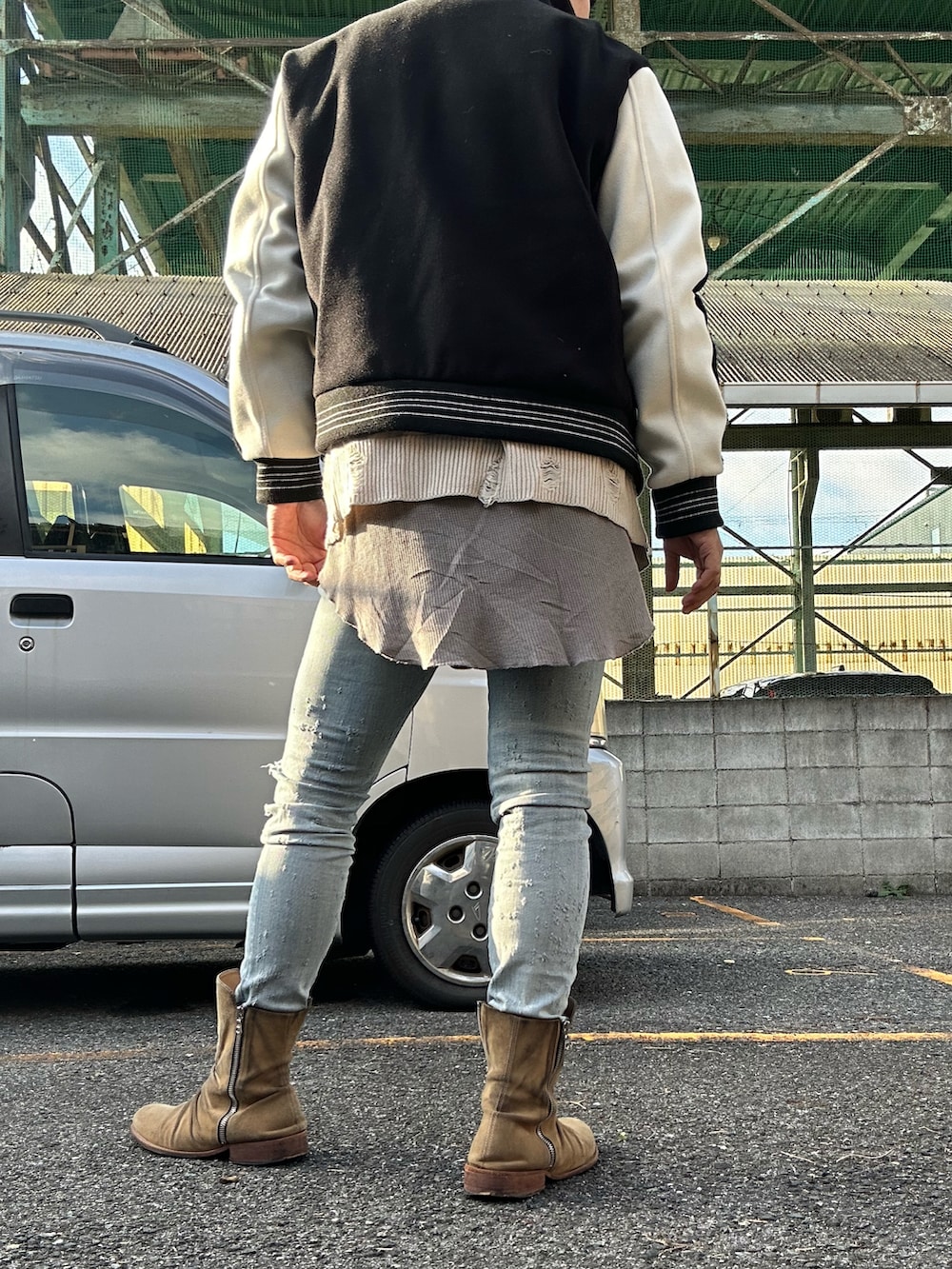 ベージュ系のブーツ、ブルー系のデニムパンツ、ベージュ系のニット/セーターを着用したメンズの冬コーディネートの2枚目の写真