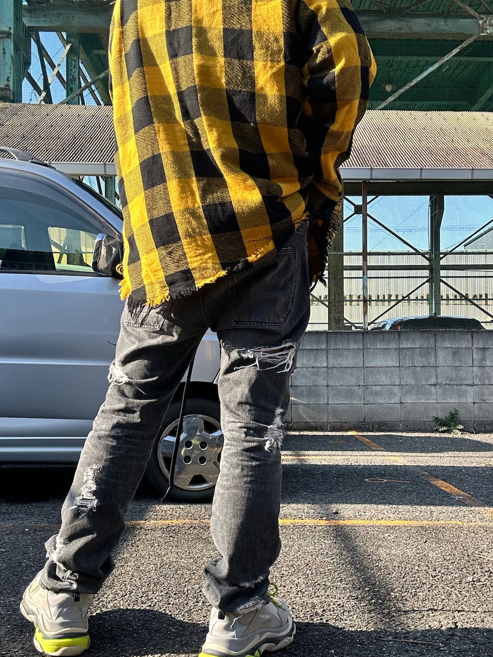 ベージュ系のスニーカー、ブラック系のデニムパンツ、グレー系のTシャツ/カットソーを着用したメンズの春コーディネートの2枚目の写真