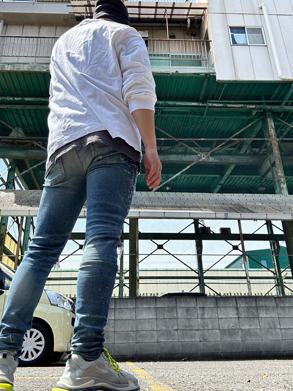 ベージュ系のスニーカー、ブルー系のデニムパンツ、ホワイト系のTシャツ/カットソーを着用したメンズの春コーディネートの2枚目の写真