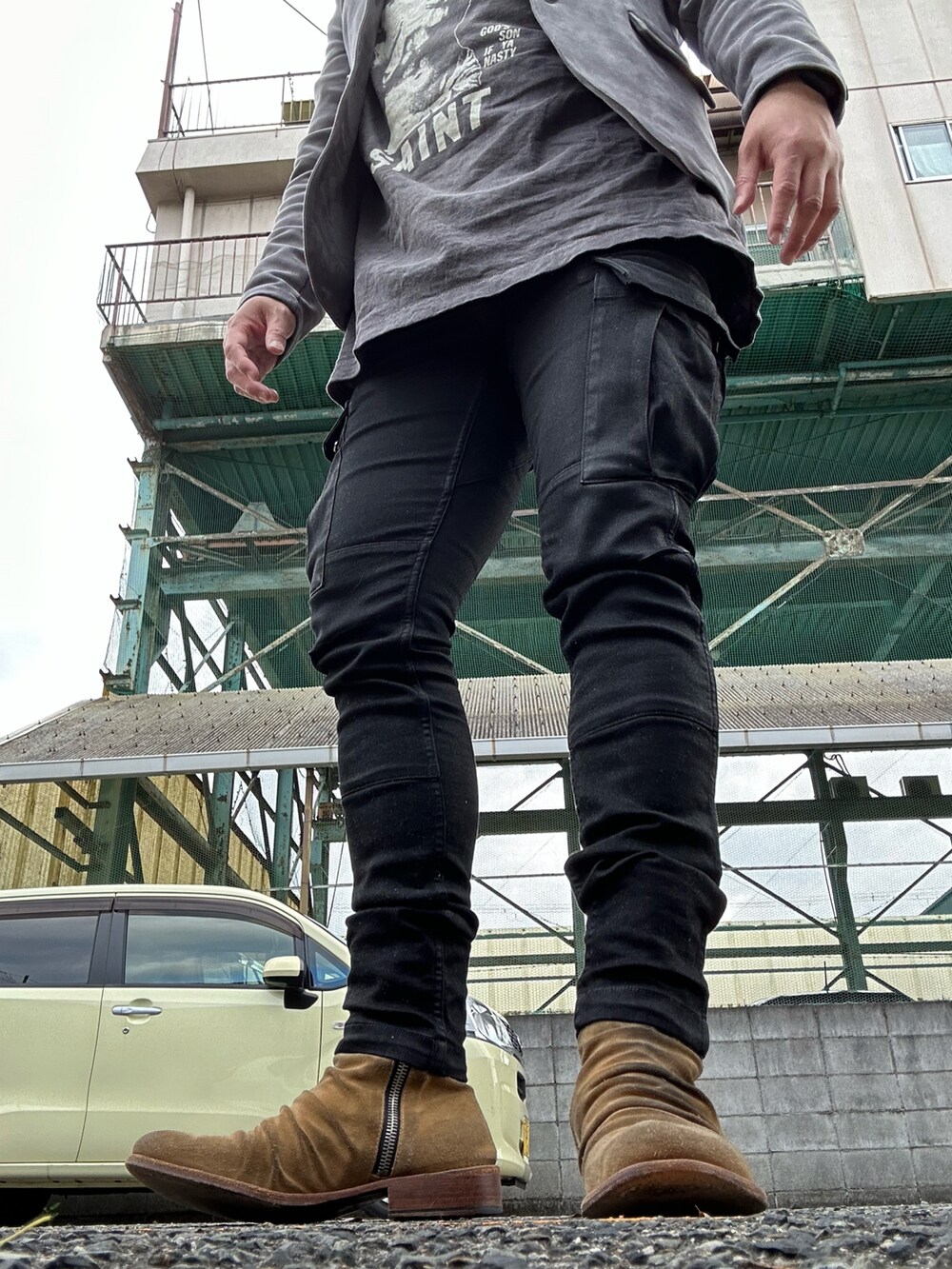 ベージュ系のブーツ、ブラック系のカーゴパンツ、グレー系のTシャツ/カットソーを着用したメンズの秋コーディネートの2枚目の写真