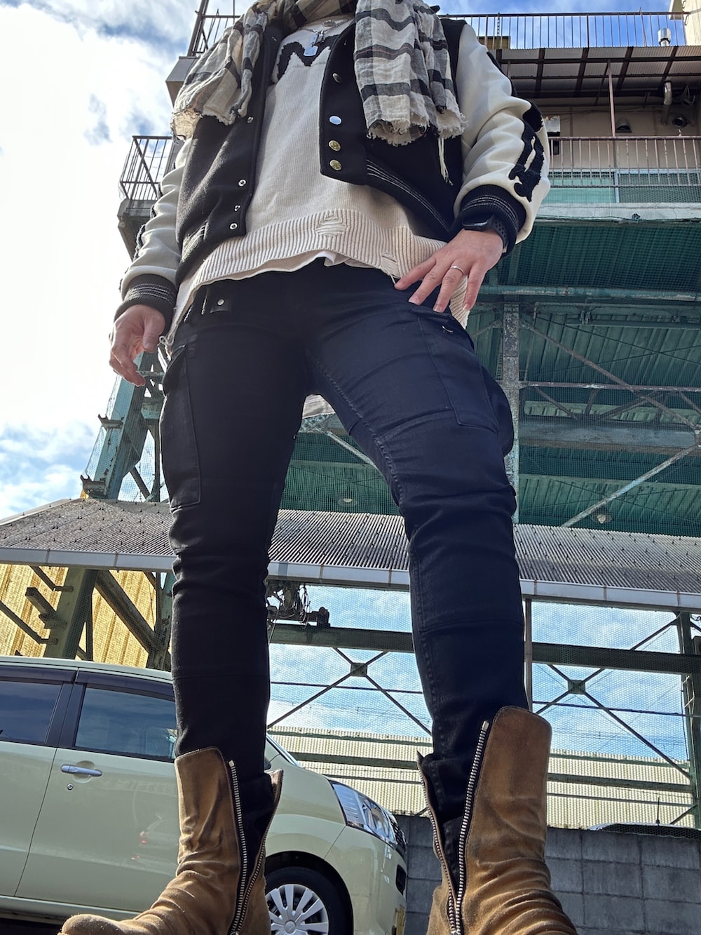 ベージュ系のブーツ、ブラック系のカーゴパンツ、ホワイト系のニット/セーターを着用したメンズの冬コーディネートの2枚目の写真