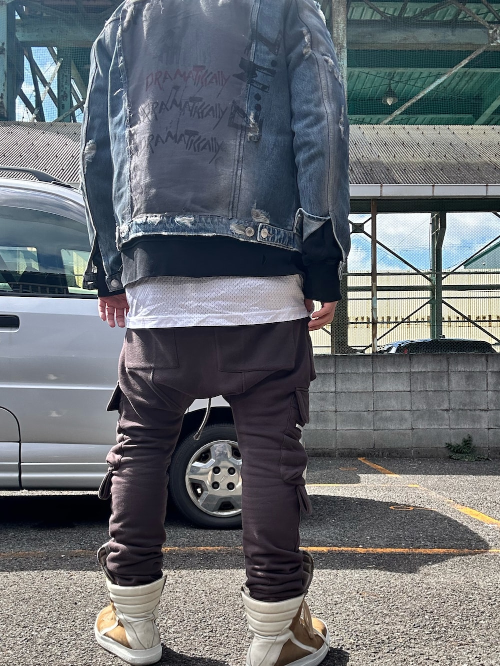 ブラウン系のスウェットパンツ、ベージュ系のスニーカー、ホワイト系のその他トップスを着用したメンズの春コーディネートの2枚目の写真