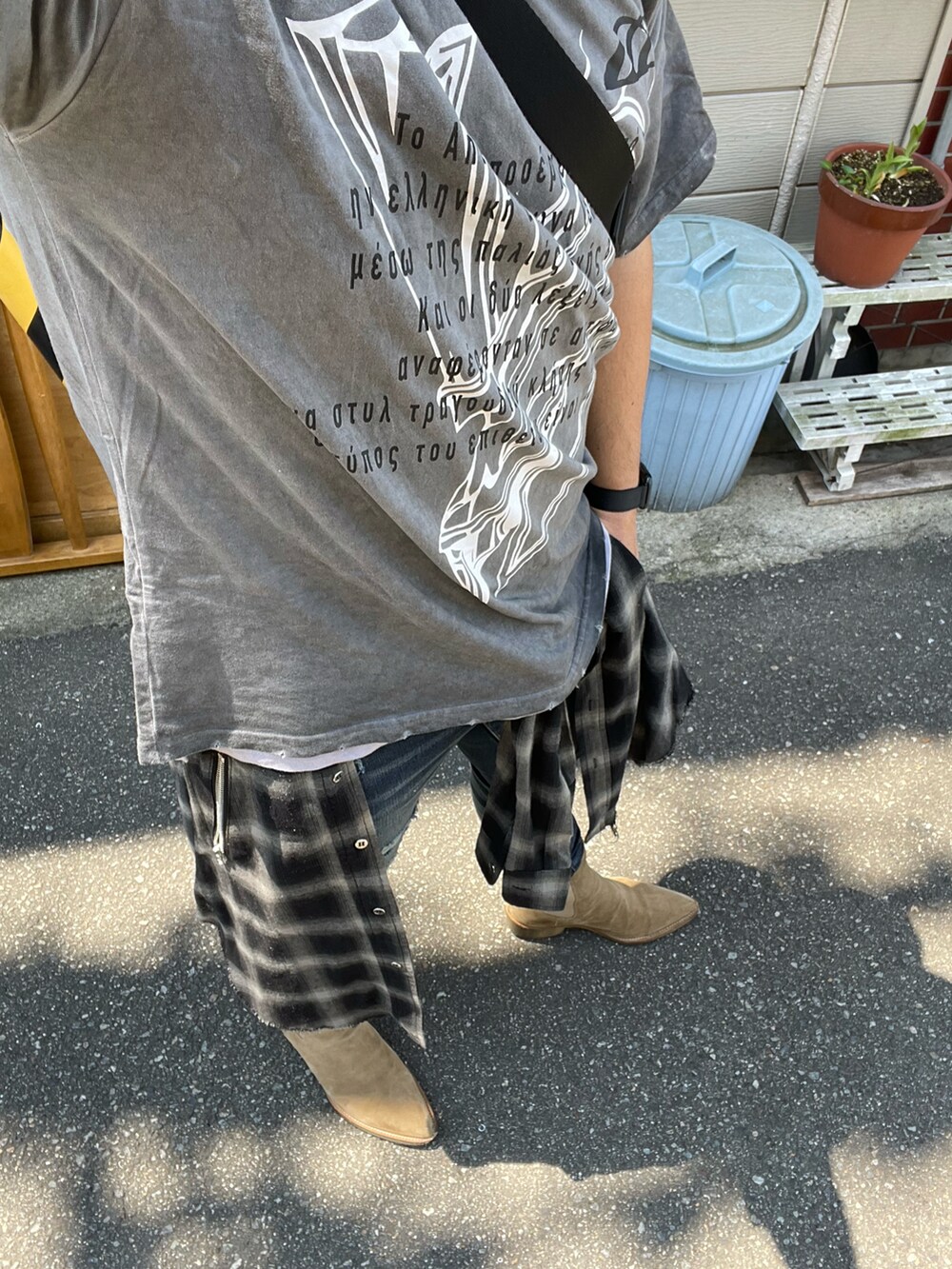 ベージュ系のブーツ、ブルー系のデニムパンツ、グレー系のTシャツ/カットソーを着用したメンズの春コーディネートの3枚目の写真