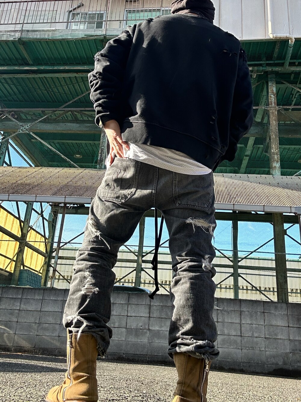 ベージュ系のブーツ、ブラック系のデニムパンツ、ブラック系のスウェットを着用したメンズの春コーディネートの4枚目の写真