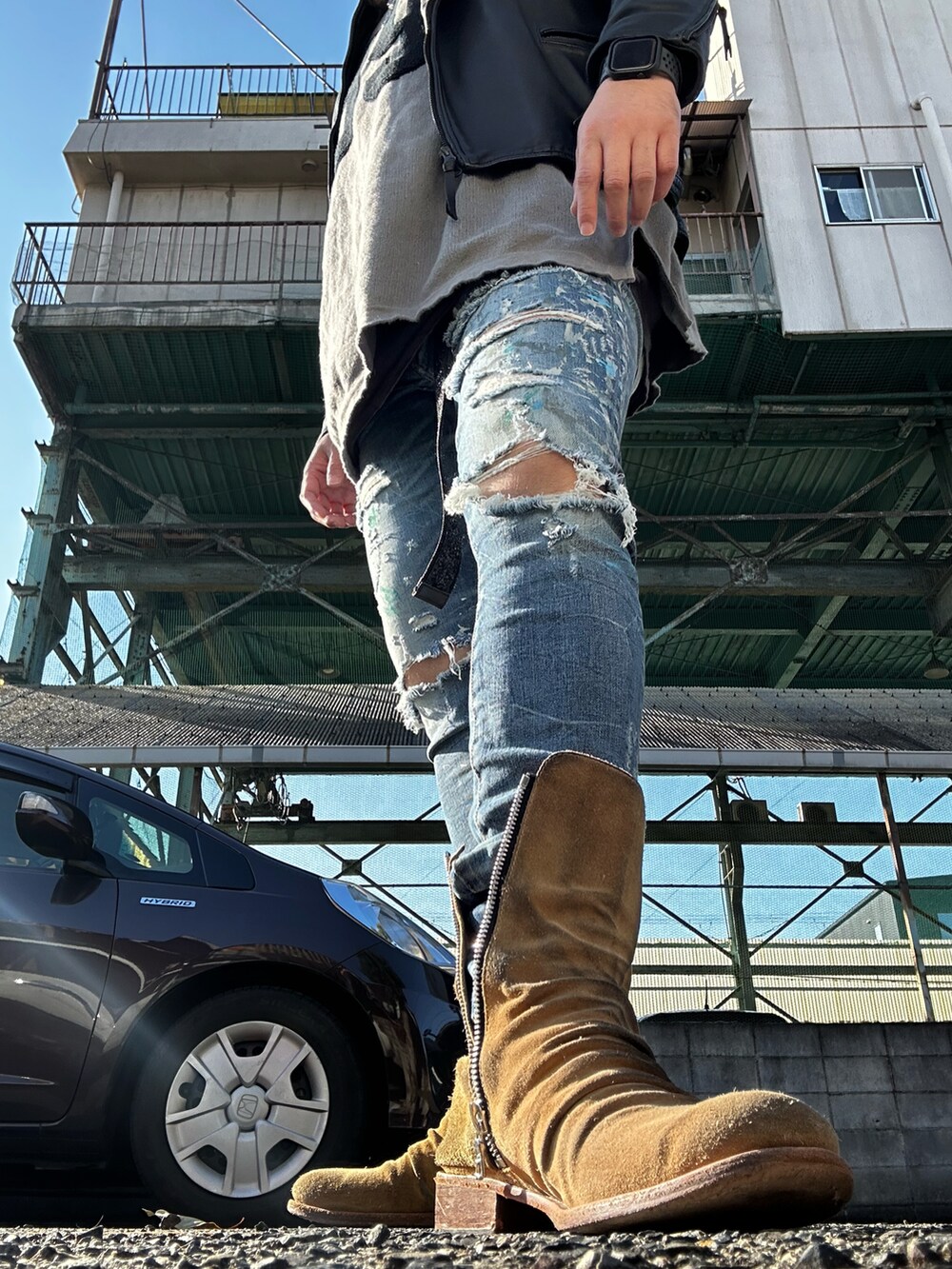 ベージュ系のブーツ、ブルー系のデニムパンツ、グレー系のニット/セーターを着用したメンズの冬コーディネートの2枚目の写真