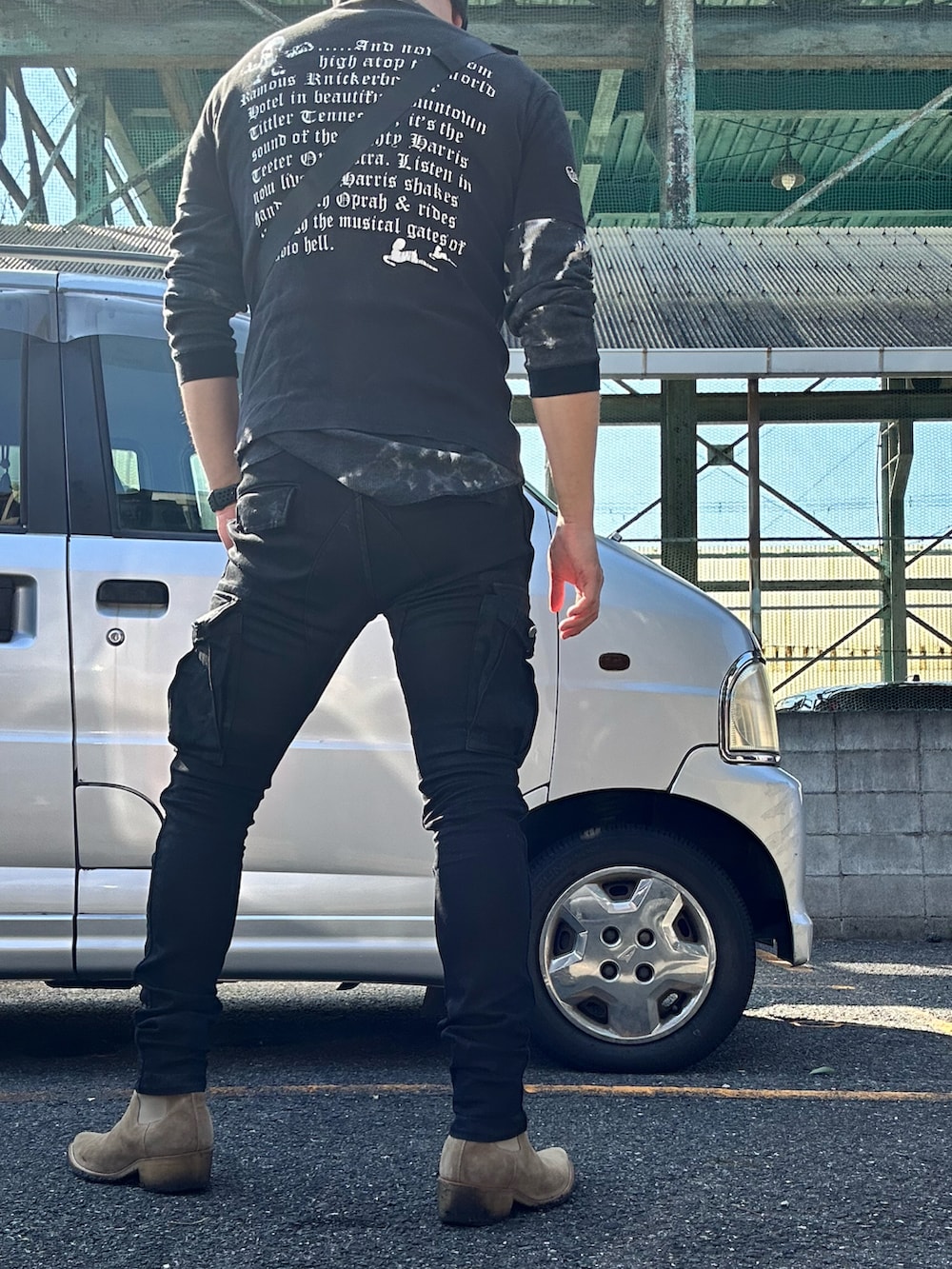 ベージュ系のブーツ、ブラック系のカーゴパンツ、ブラック系のTシャツ/カットソーを着用したメンズの秋コーディネートの2枚目の写真