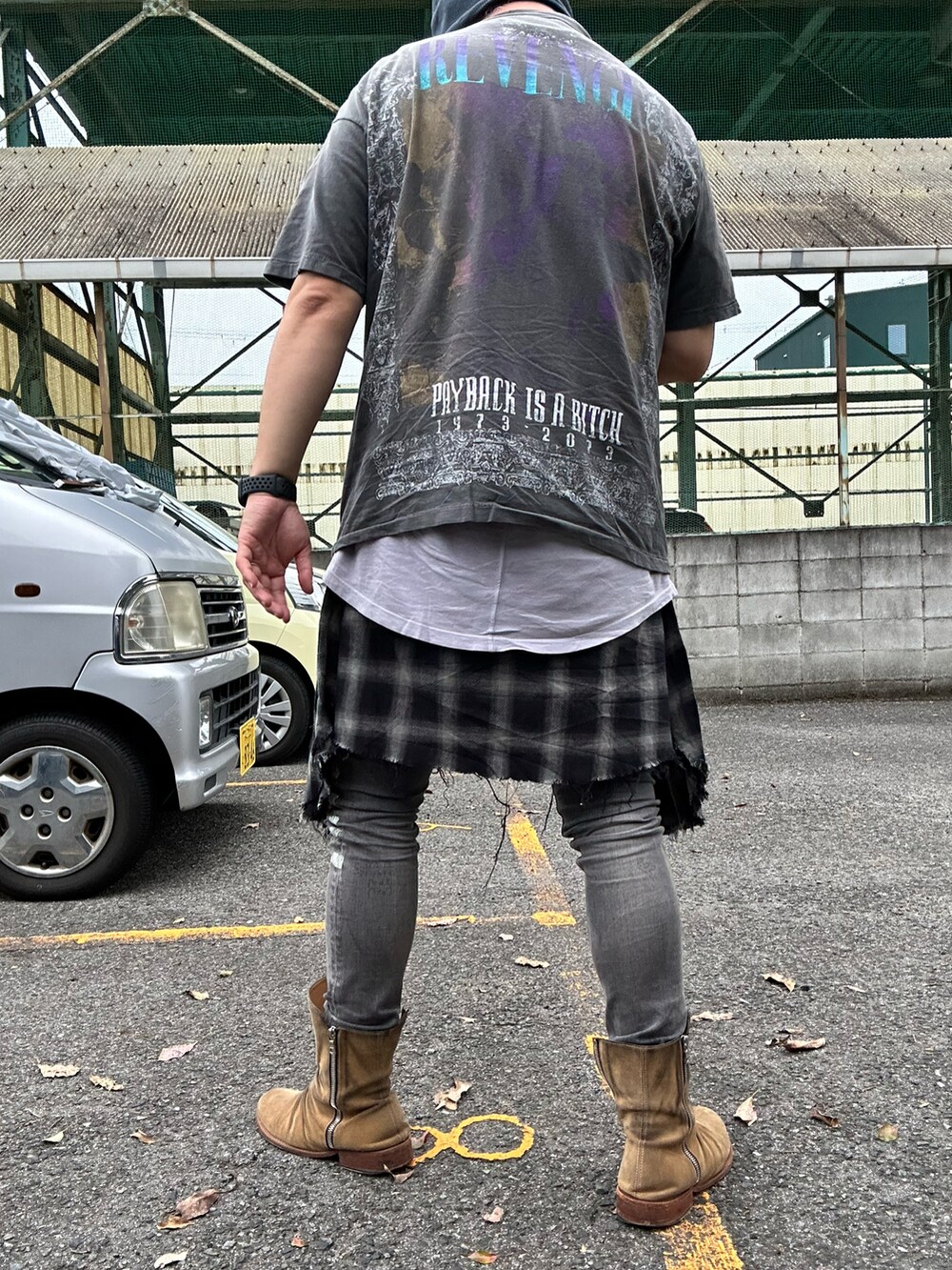 ベージュ系のブーツ、グレー系のデニムパンツ、グレー系のTシャツ/カットソーを着用したメンズの夏コーディネートの2枚目の写真