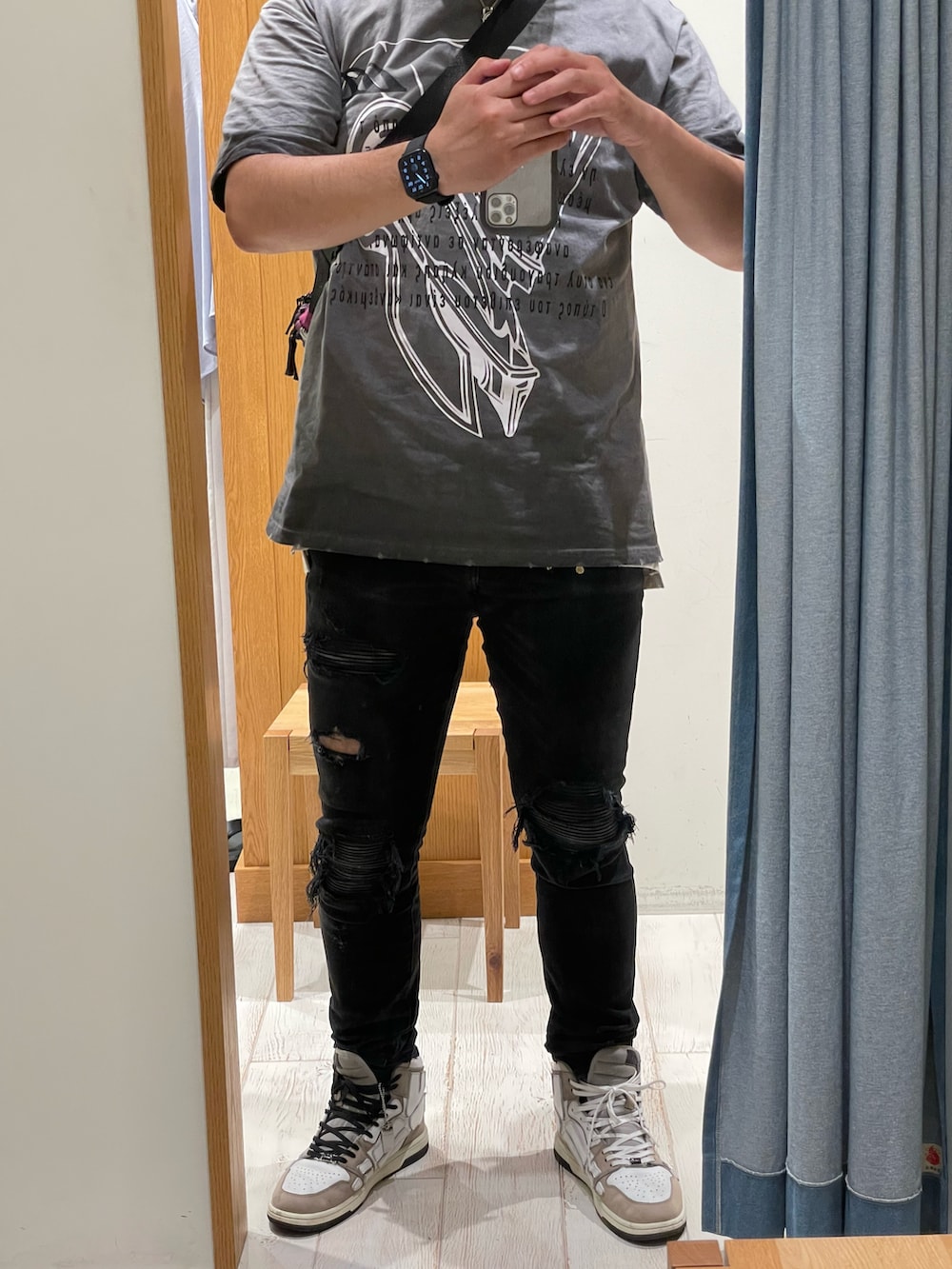 ベージュ系のスニーカー、ブラック系のデニムパンツ、その他のボディバッグ/ウエストポーチを着用したメンズの春コーディネートの2枚目の写真