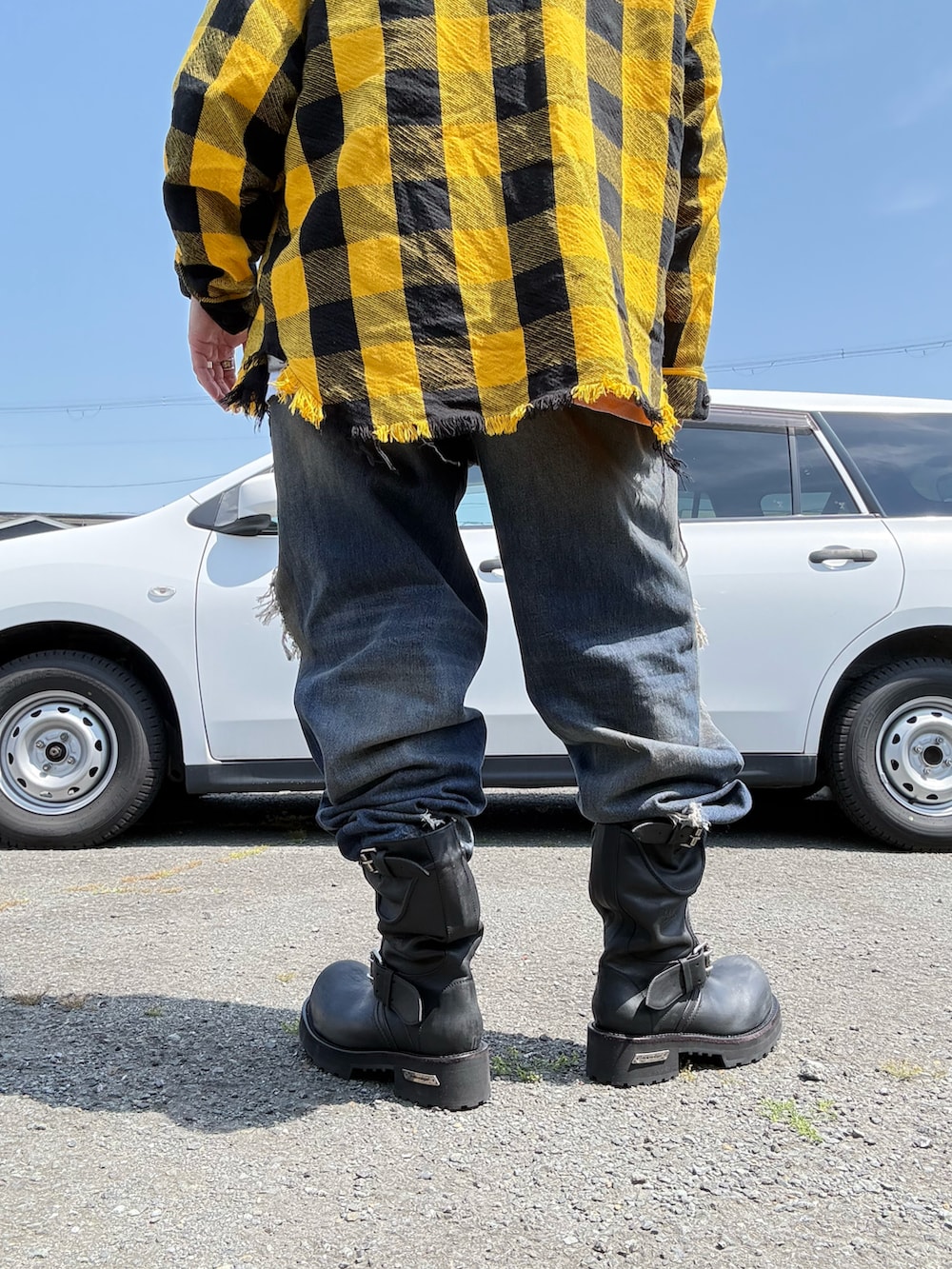 ブラック系のブーツ、ブルー系のデニムパンツ、グレー系のTシャツ/カットソーを着用したメンズの春コーディネートの4枚目の写真