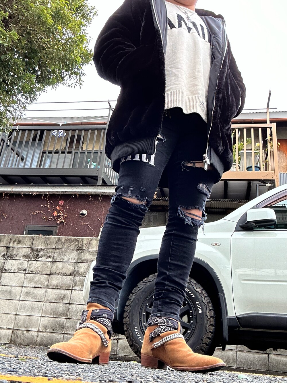 ベージュ系のブーツ、ブラック系のデニムパンツ、ベージュ系のニット/セーターを着用したメンズの冬コーディネートの2枚目の写真