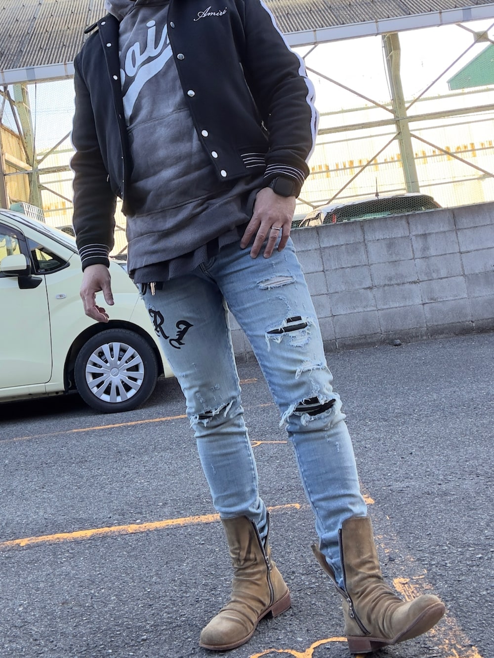 ベージュ系のブーツ、ブルー系のデニムパンツ、ブルー系のスウェットを着用したメンズの春コーディネートの2枚目の写真