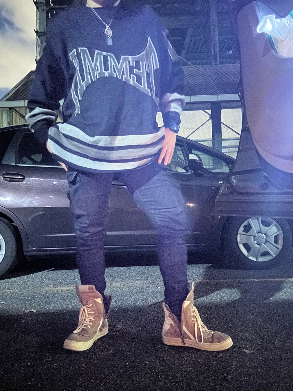 ベージュ系のスニーカー、ブラック系のカーゴパンツ、ブラック系のニット/セーターを着用したメンズの春コーディネートの2枚目の写真