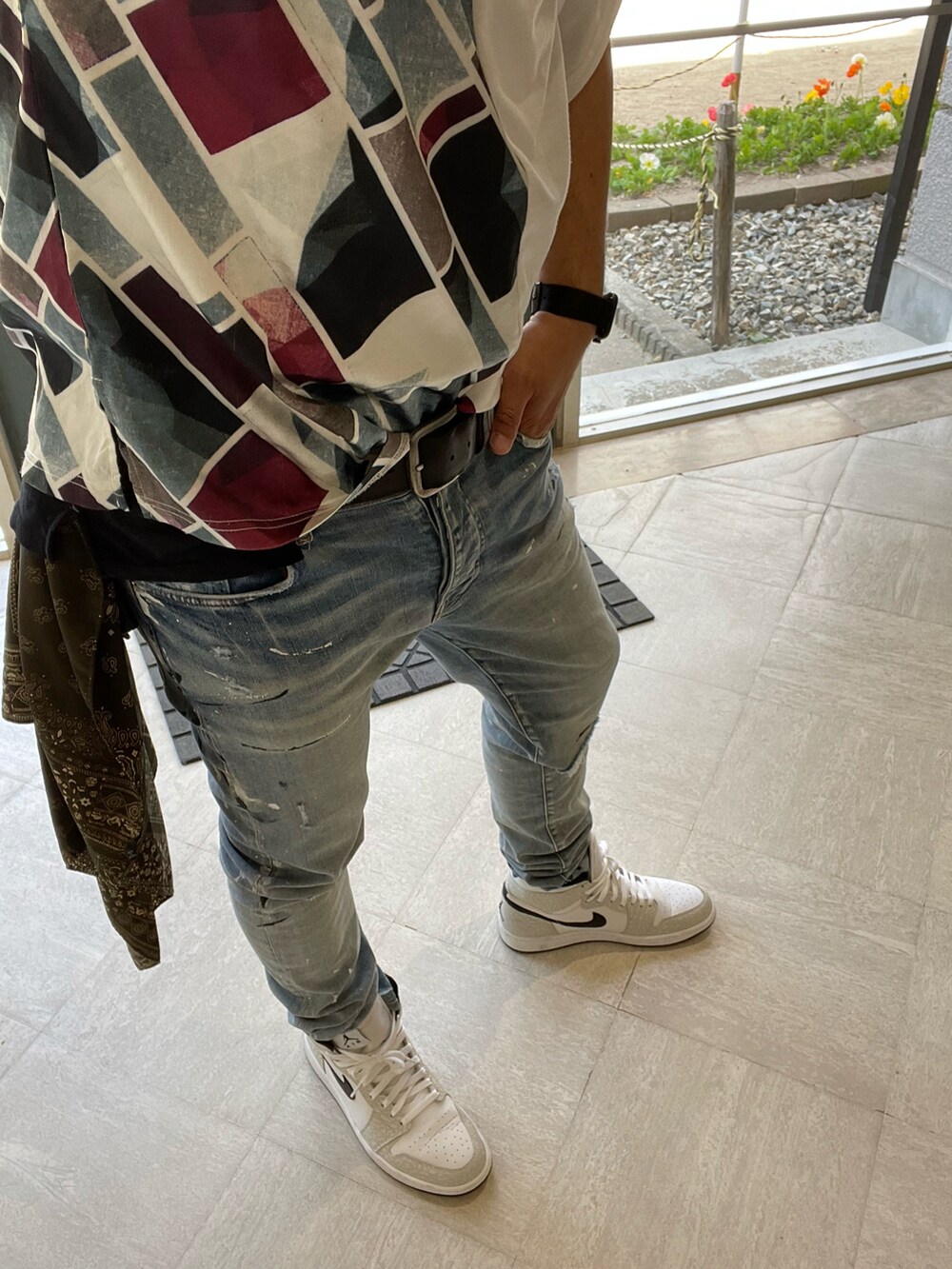 ホワイト系のTシャツ/カットソー、ブルー系のデニムパンツ、ホワイト系のスニーカーを着用したメンズの春コーディネートの2枚目の写真