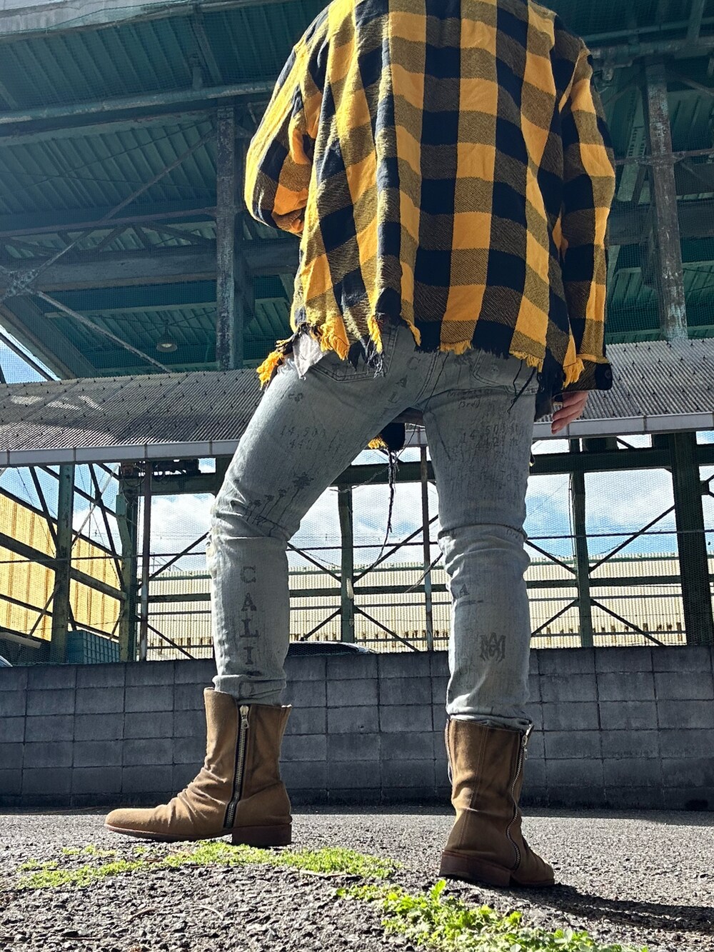 ベージュ系のブーツ、ブルー系のデニムパンツ、イエロー系のシャツ/ブラウスを着用したメンズの春コーディネートの2枚目の写真