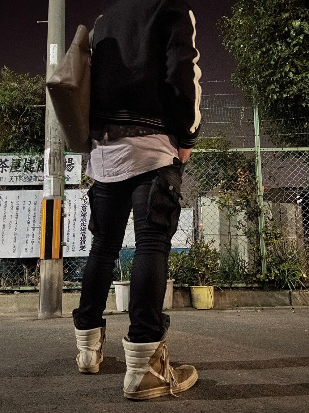 ベージュ系のスニーカー、ブラック系のカーゴパンツ、その他のTシャツ/カットソーを着用したメンズの春コーディネートの2枚目の写真