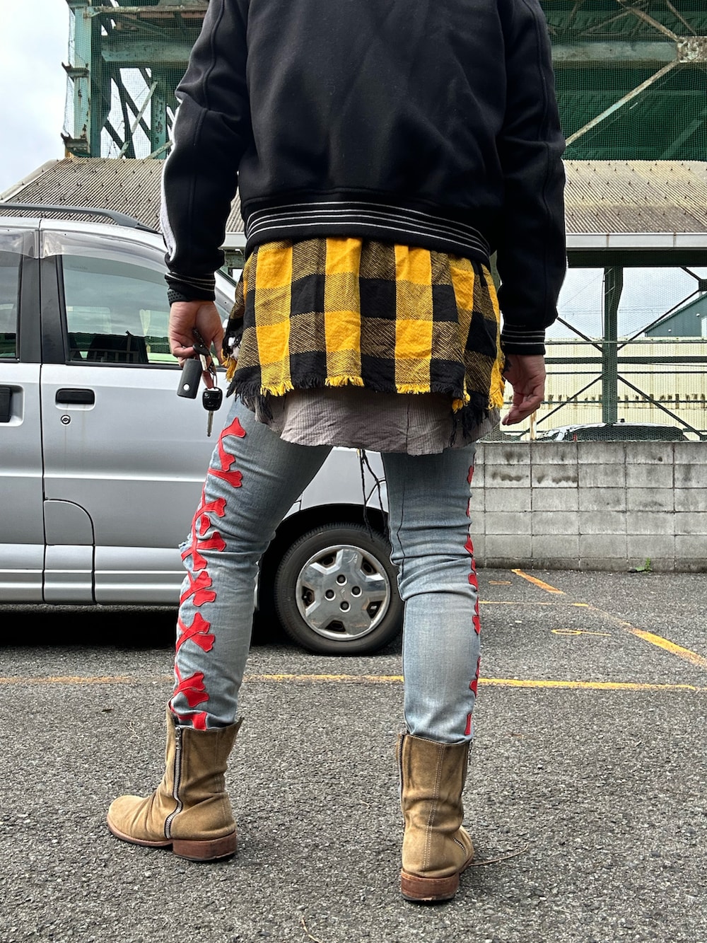 ベージュ系のブーツ、ブルー系のデニムパンツ、イエロー系のシャツ/ブラウスを着用したメンズの秋コーディネートの2枚目の写真