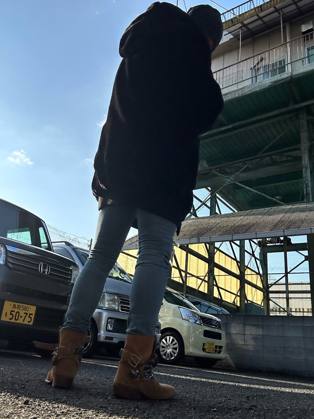 ベージュ系のブーツ、ブルー系のデニムパンツ、ベージュ系のニット/セーターを着用したメンズの冬コーディネートの2枚目の写真