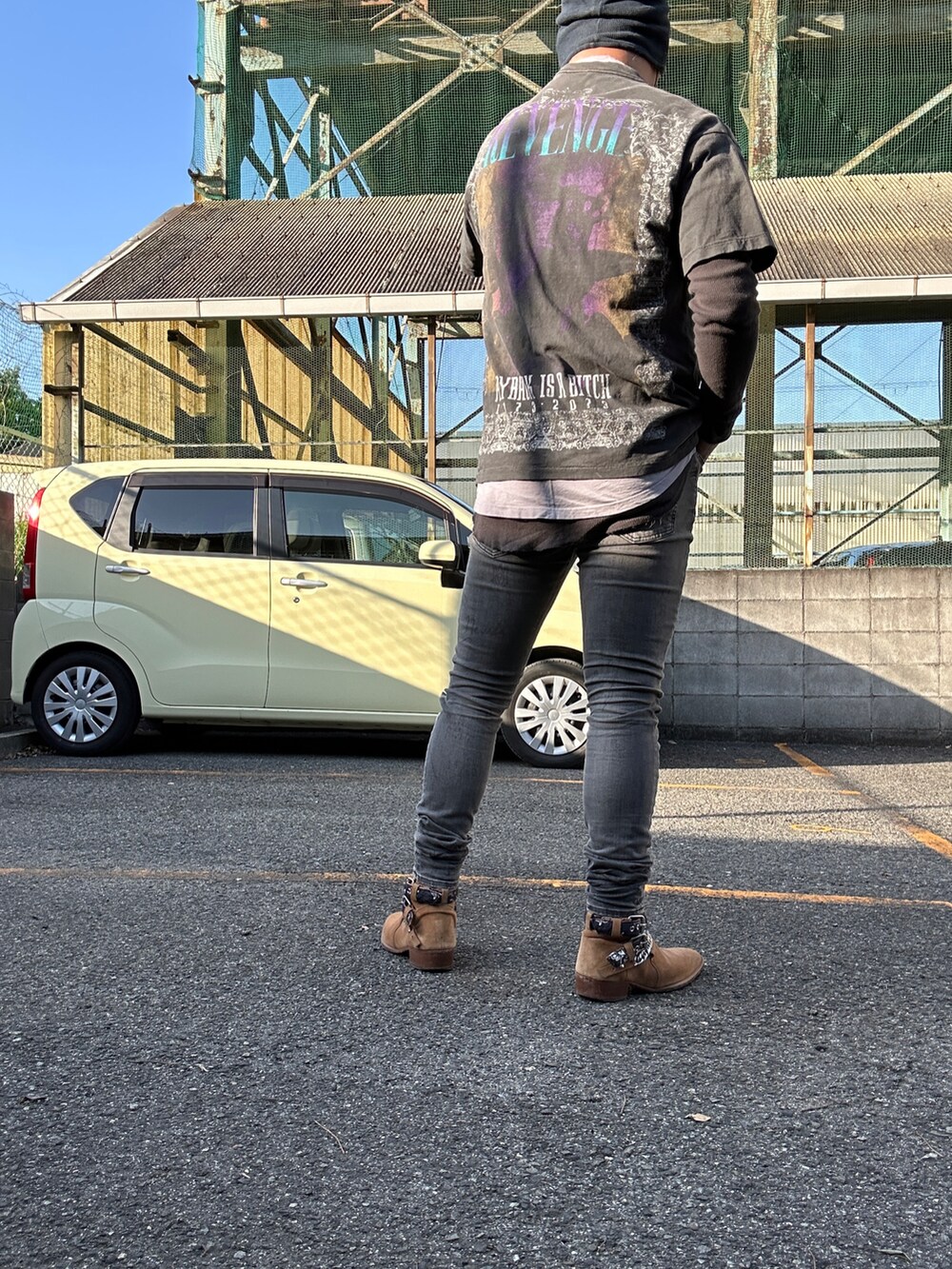 ベージュ系のブーツ、グレー系のデニムパンツ、グレー系のTシャツ/カットソーを着用したメンズの春コーディネートの2枚目の写真