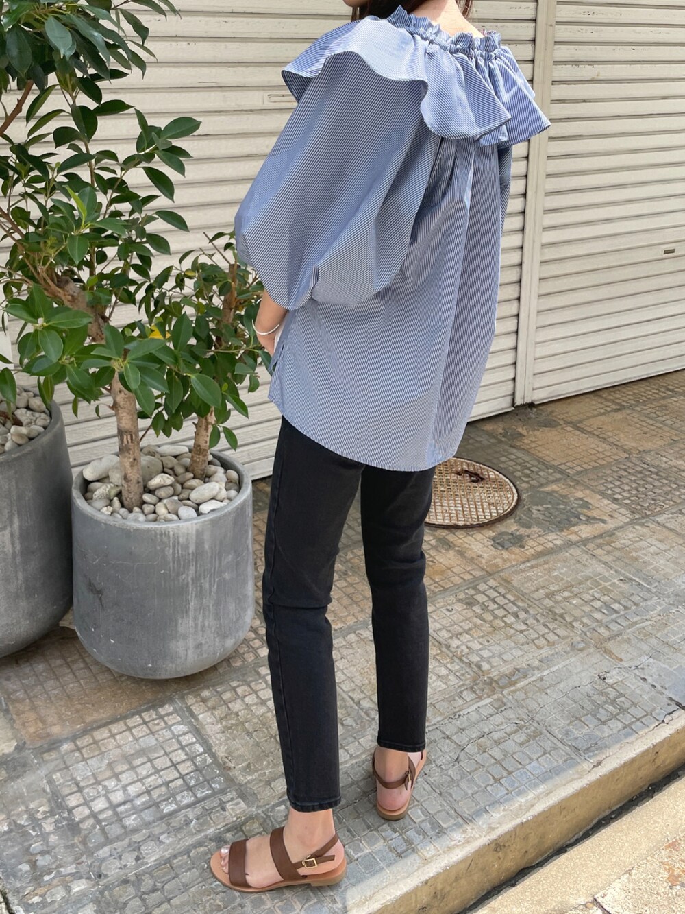 ブルー系のシャツ/ブラウス、その他のその他、その他のその他を着用したレディースの春コーディネートの2枚目の写真