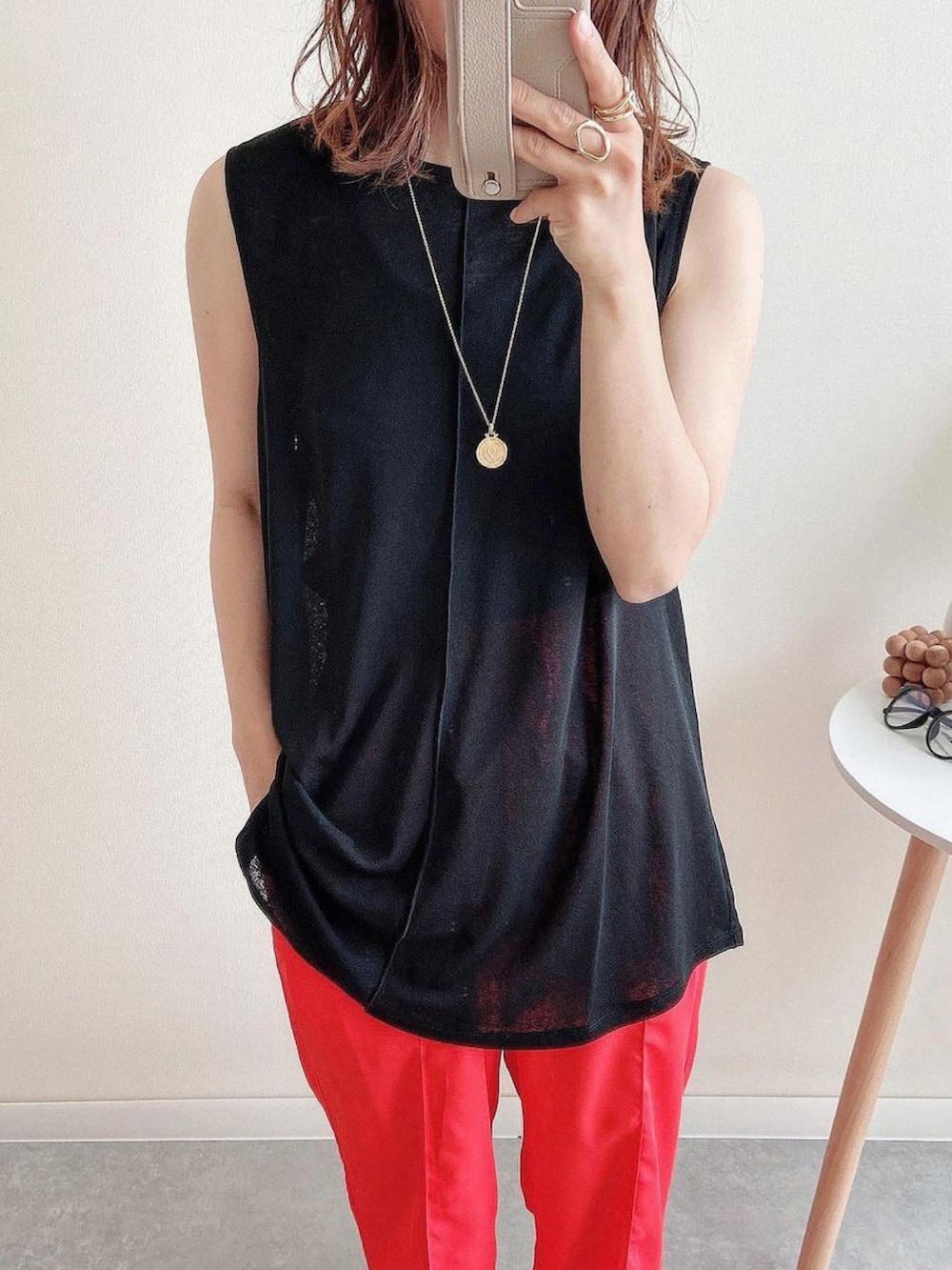 ブラック系のタンクトップ、その他のその他トップスを着用したレディースの夏コーディネートの2枚目の写真