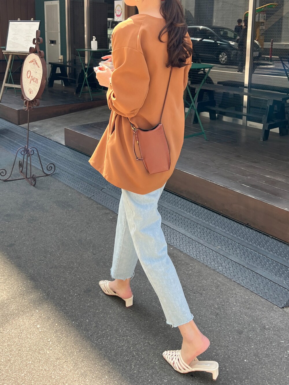 ホワイト系のサンダル、イエロー系のノーカラージャケット、その他のその他を着用したレディースの春コーディネートの3枚目の写真