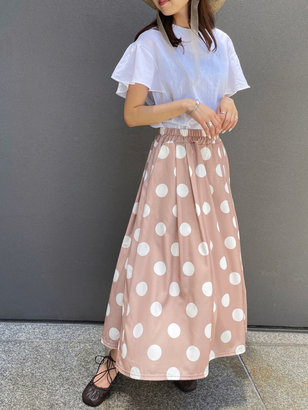 ベージュ系のスカート、その他のその他トップスを着用したレディースの夏コーディネートの2枚目の写真