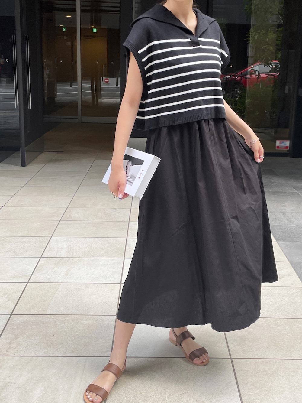 ブラック系のベスト、ブラック系のワンピース、その他のワンピース/ドレスを着用したレディースの春コーディネートの4枚目の写真