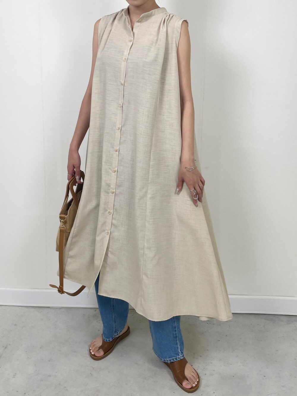 ベージュ系のワンピース、その他のその他、その他のその他を着用したレディースの春コーディネートの3枚目の写真