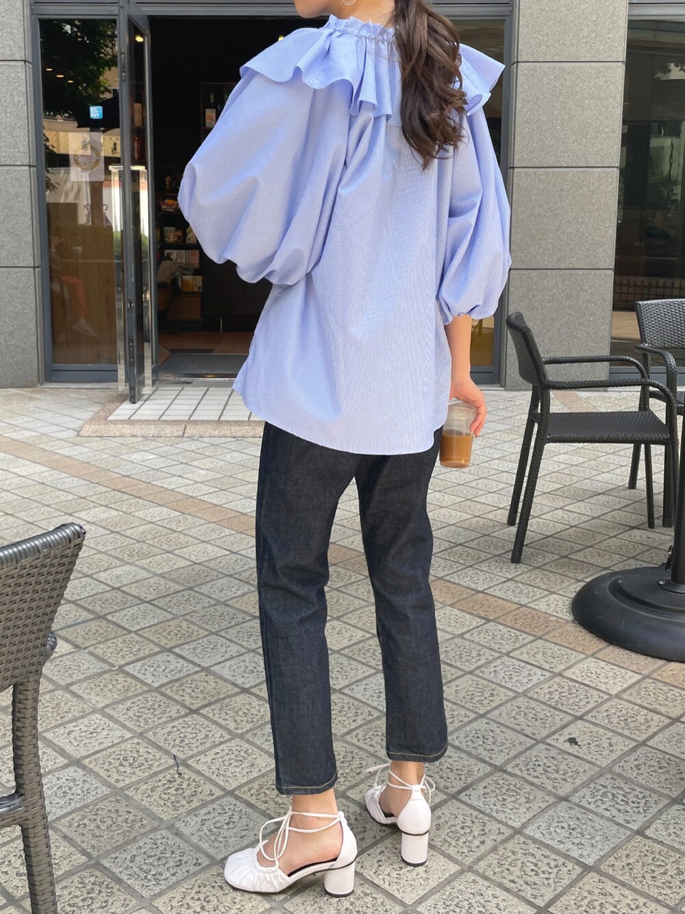 ブルー系のシャツ/ブラウス、ブルー系のデニムパンツ、ホワイト系のパンプスを着用したレディースの春コーディネートの3枚目の写真