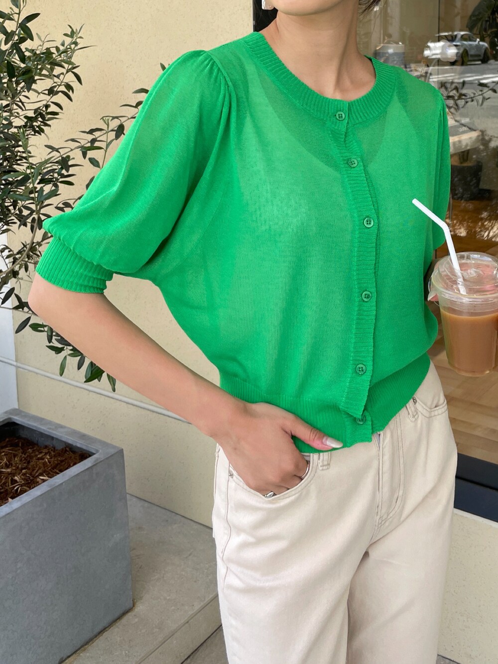 グリーン系のカーディガン/ボレロ、その他のトップスを着用したレディースの春コーディネートの2枚目の写真